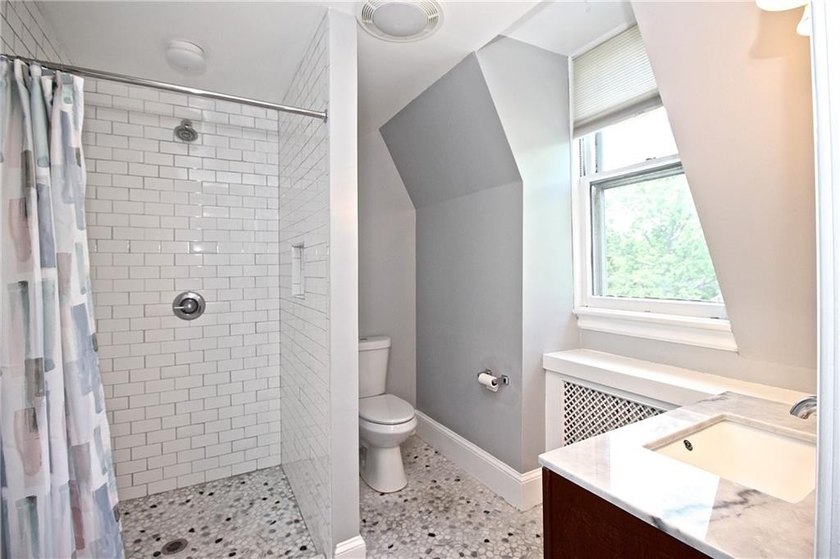 Immaculate Penthouse Condominium in a Desirable Kay/Catherine - photo 24