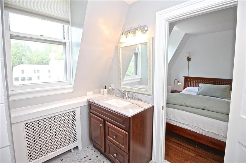 Immaculate Penthouse Condominium in a Desirable Kay/Catherine - photo 25