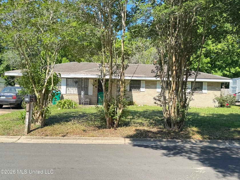 Great street in a well established neighborhood. The sale will - photo 2