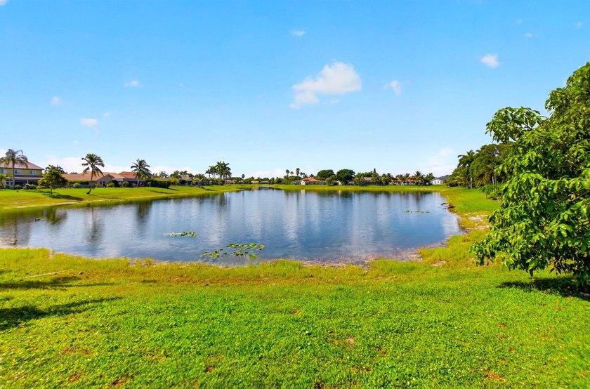 Beautifully updated 4BR/3BA pool home w/long lake views in - photo 3