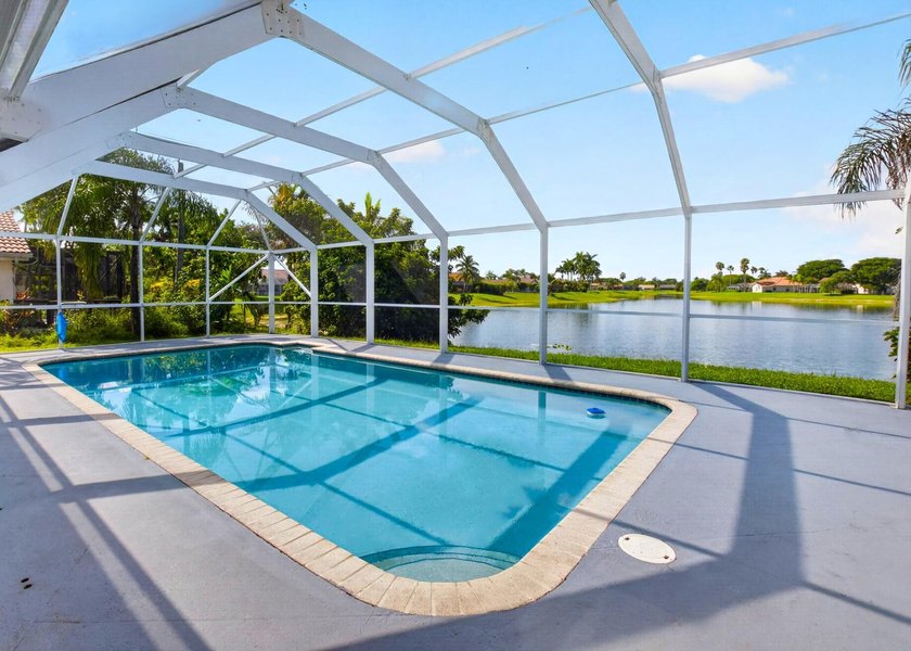 Beautifully updated 4BR/3BA pool home w/long lake views in - photo 6