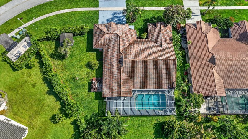 Beautifully updated 4BR/3BA pool home w/long lake views in - photo 7