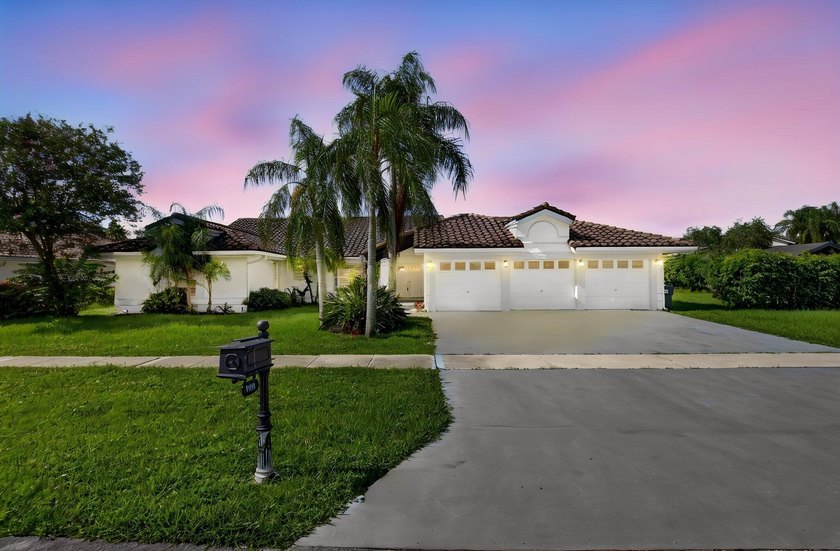 Beautifully updated 4BR/3BA pool home w/long lake views in - photo 8