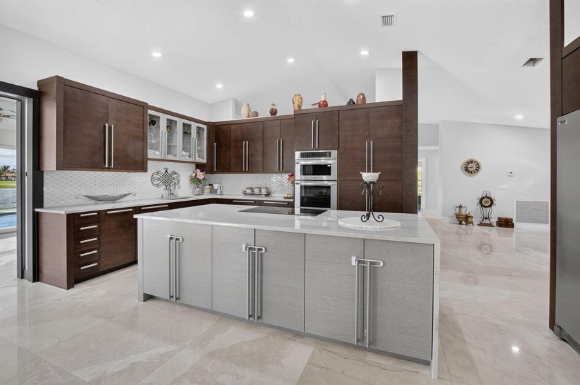 Beautifully updated 4BR/3BA pool home w/long lake views in - photo 9
