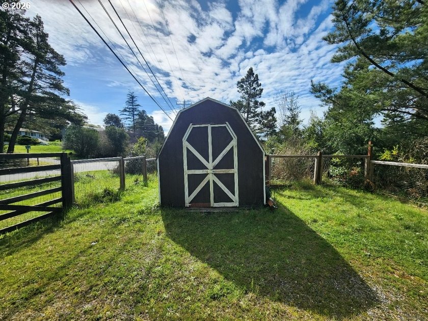 Enjoy coastal living in this charming 3 bedroom, 2 bathroom home - photo 3