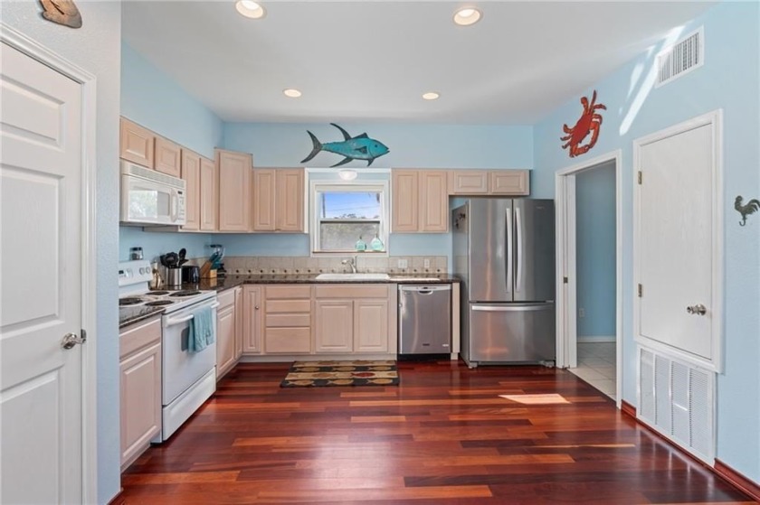 Life's a breeze in Rockport, &amp; this isn't just any home-it's an - photo 9