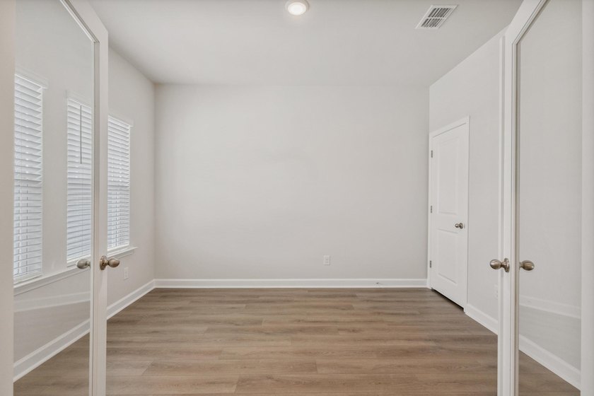 This beautifully designed 3 bedroom, 3 full bath townhome-style - photo 13