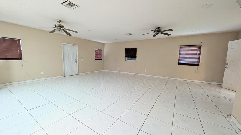 Spacious 4-bedroom, 3-bath home situated on a generous 0.21-acre - photo 15