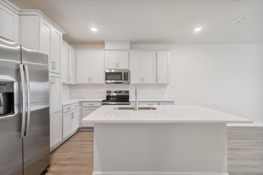 This beautifully designed 3 bedroom, 3 full bath townhome-style - photo 18