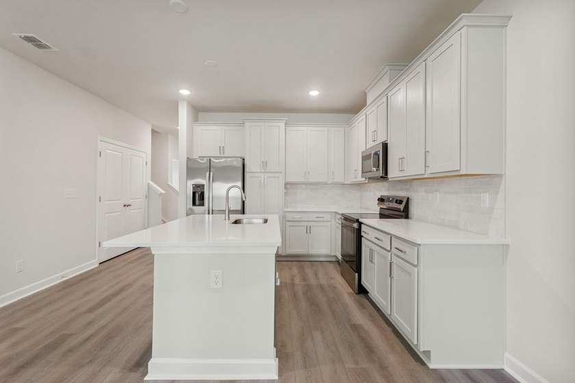 This beautifully designed 3 bedroom, 3 full bath townhome-style - photo 22