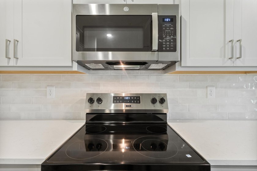 This beautifully designed 3 bedroom, 3 full bath townhome-style - photo 25