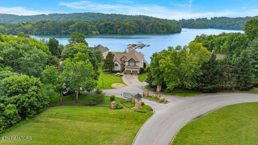 --LAKE LOUDON WATERFRONT LUXURY-- [Superb Updates / Astonishing - photo 5