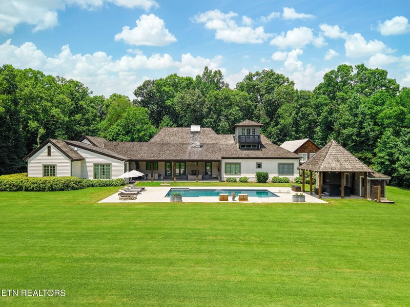 Welcome to a truly one-of-a-kind custom estate nestled on 17 - photo 4