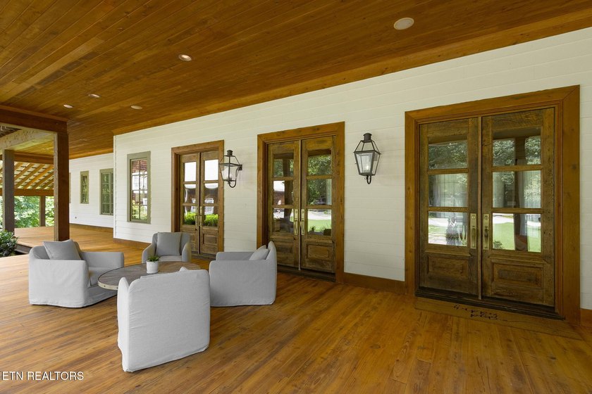 Welcome to a truly one-of-a-kind custom estate nestled on 17 - photo 7