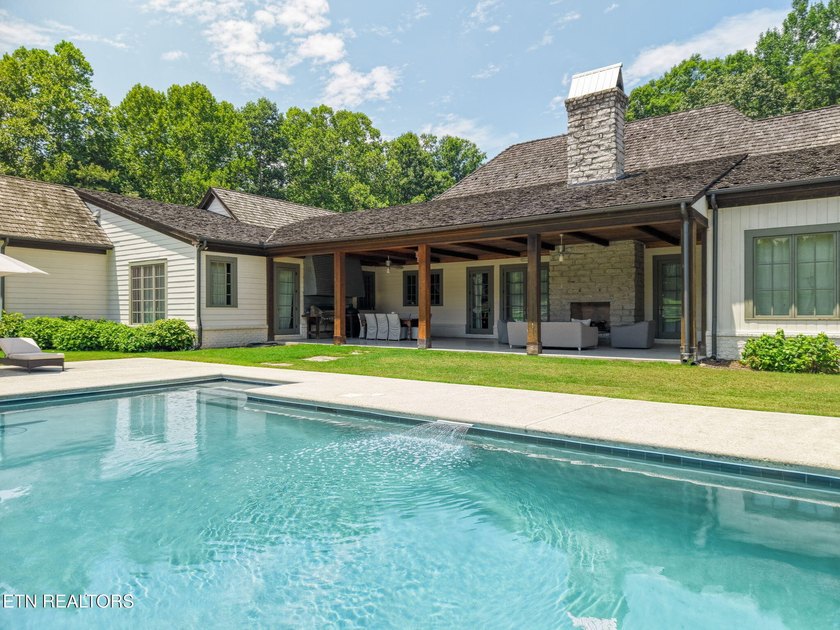 Welcome to a truly one-of-a-kind custom estate nestled on 17 - photo 9