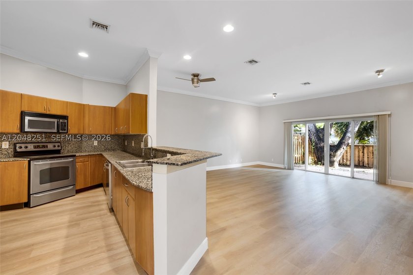 Welcome to the best-priced, newer-built [2006] 2 story luxury - photo 2
