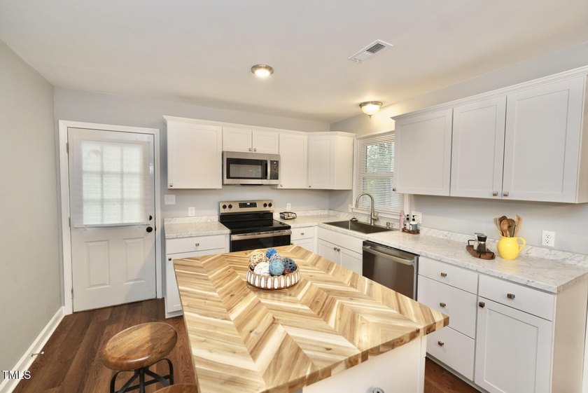 Charming Remodeled Brick Ranch Near the Pamlico River! Don't - photo 4