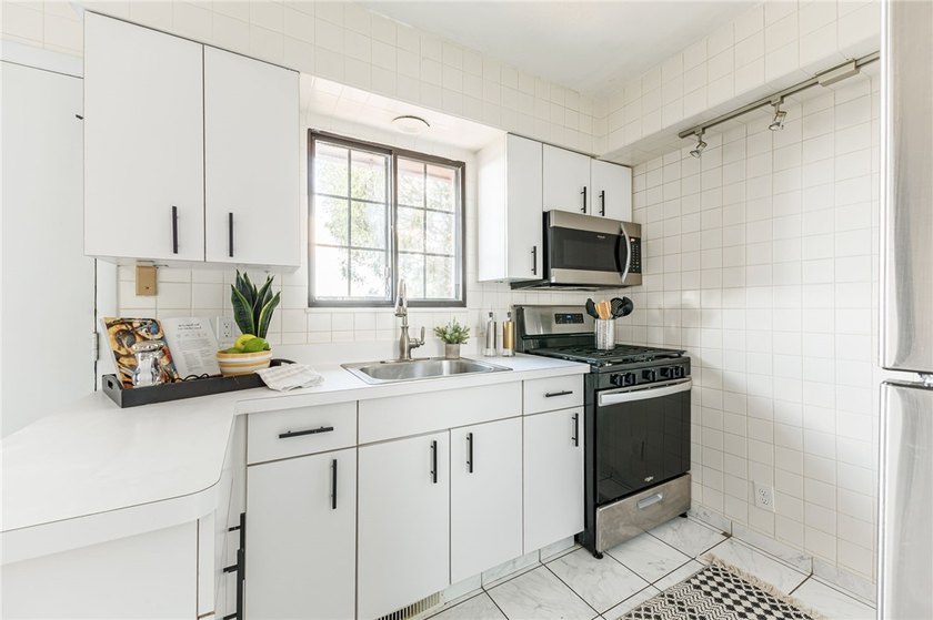 Move-in ready, low-maintenance living awaits! Welcome to 8 - photo 12