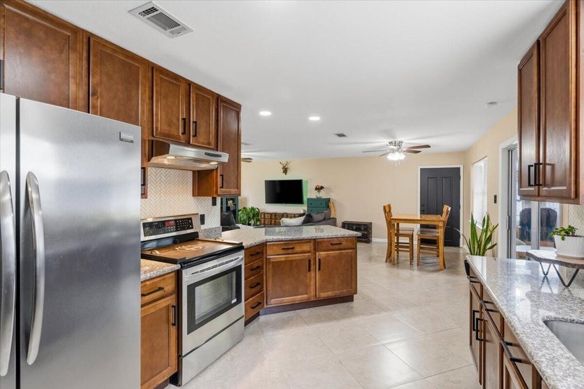 Welcome home to this lovingly maintained 4-bedroom, 2-bathroom - photo 14