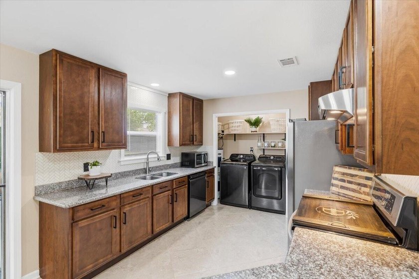 Welcome home to this lovingly maintained 4-bedroom, 2-bathroom - photo 17