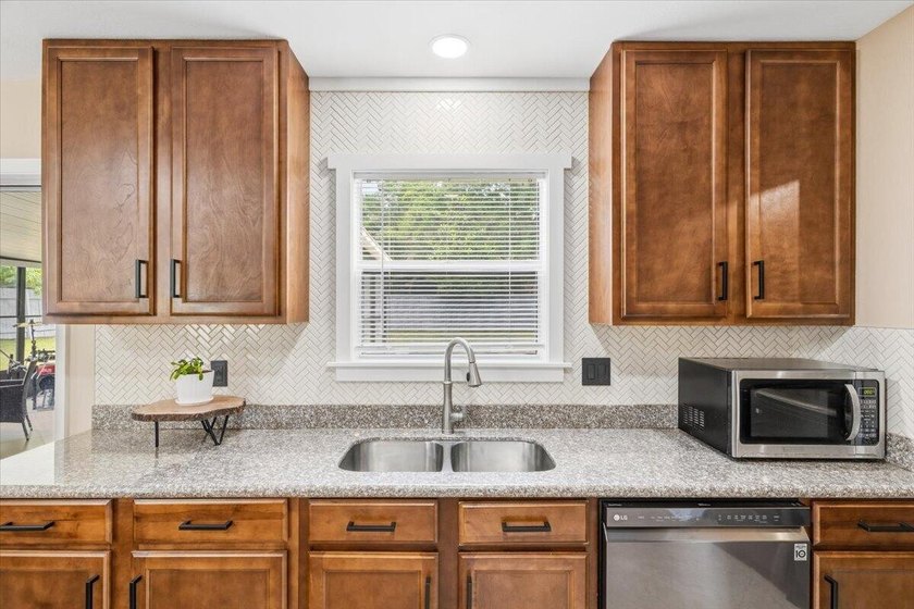 Welcome home to this lovingly maintained 4-bedroom, 2-bathroom - photo 18
