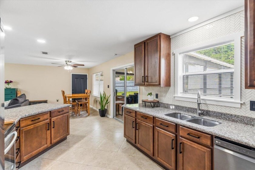 Welcome home to this lovingly maintained 4-bedroom, 2-bathroom - photo 19