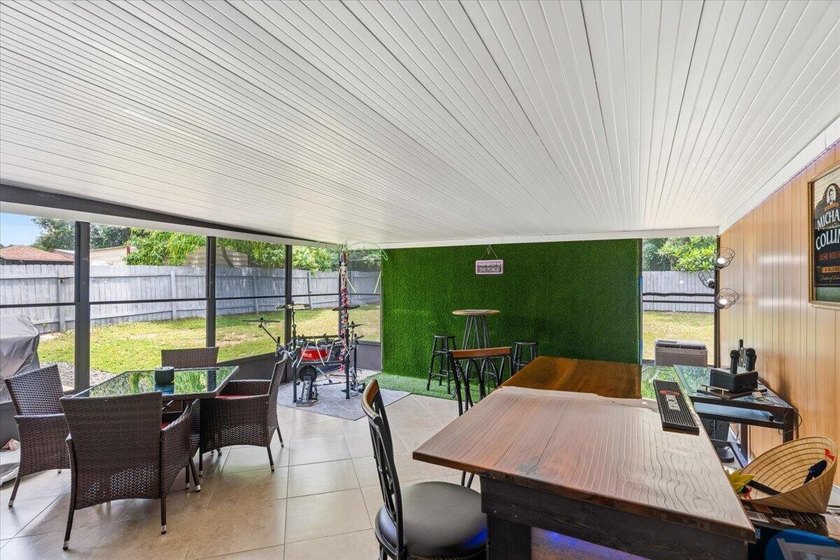 Welcome home to this lovingly maintained 4-bedroom, 2-bathroom - photo 21