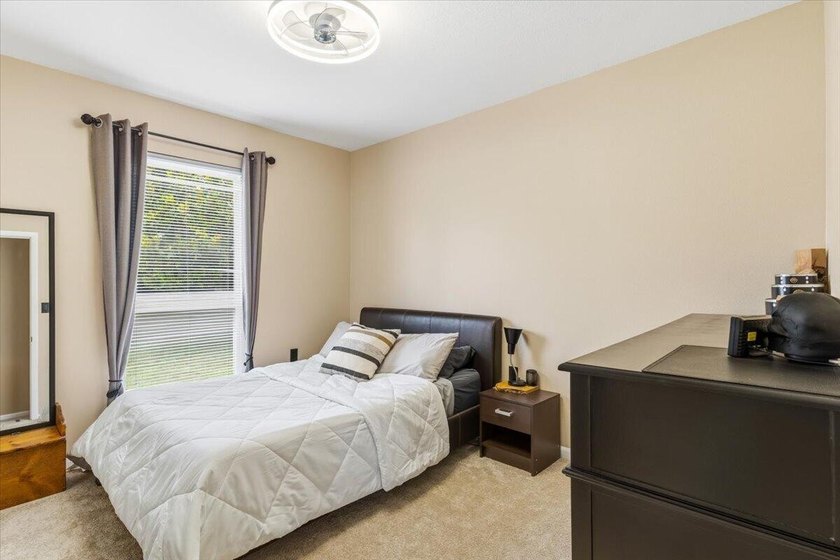 Welcome home to this lovingly maintained 4-bedroom, 2-bathroom - photo 24