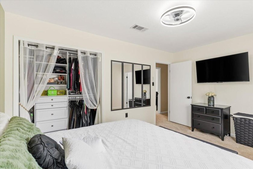 Welcome home to this lovingly maintained 4-bedroom, 2-bathroom - photo 32