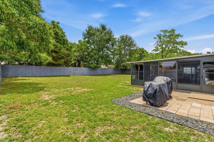Welcome home to this lovingly maintained 4-bedroom, 2-bathroom - photo 38