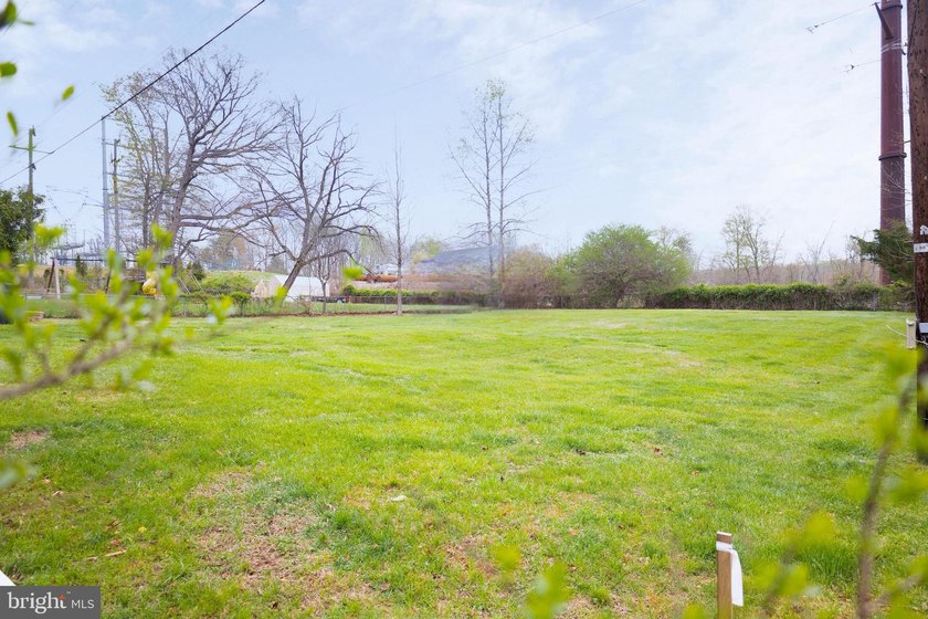 Welcome to this charming 4-bedroom, 2-bathroom rambler nestled - photo 3