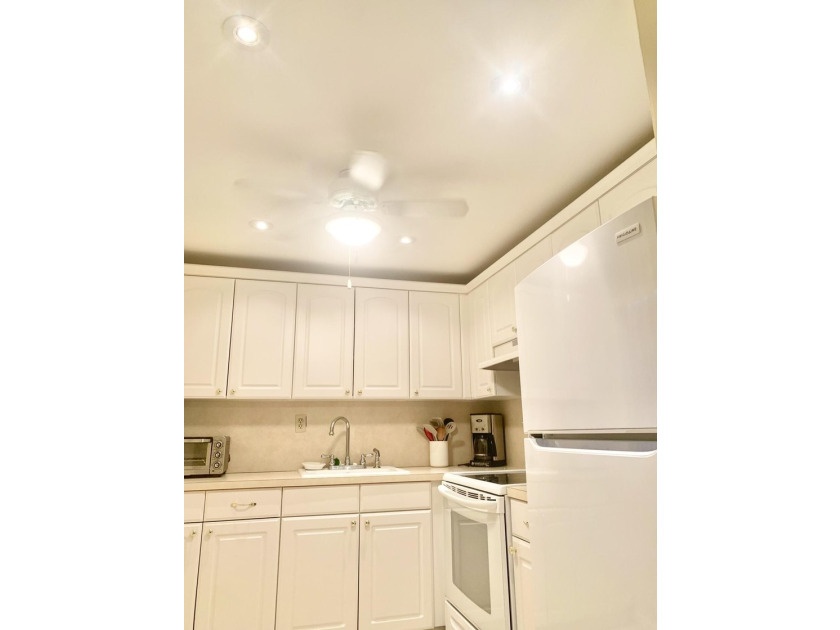 Welcome to this charming rare 1st floor corner, 2 bedroom, 2 - photo 7