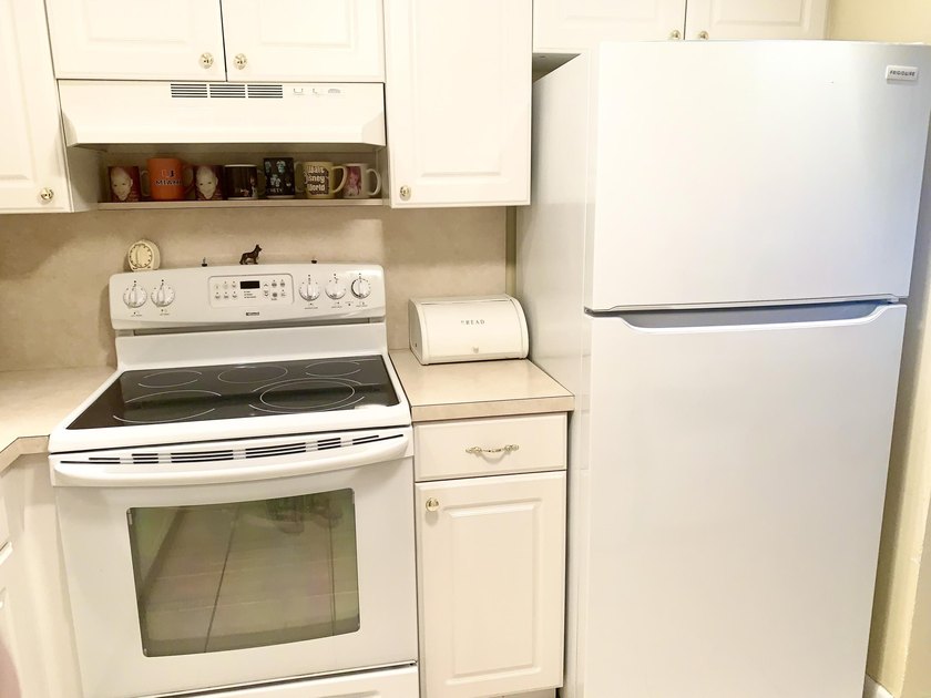 Welcome to this charming rare 1st floor corner, 2 bedroom, 2 - photo 9