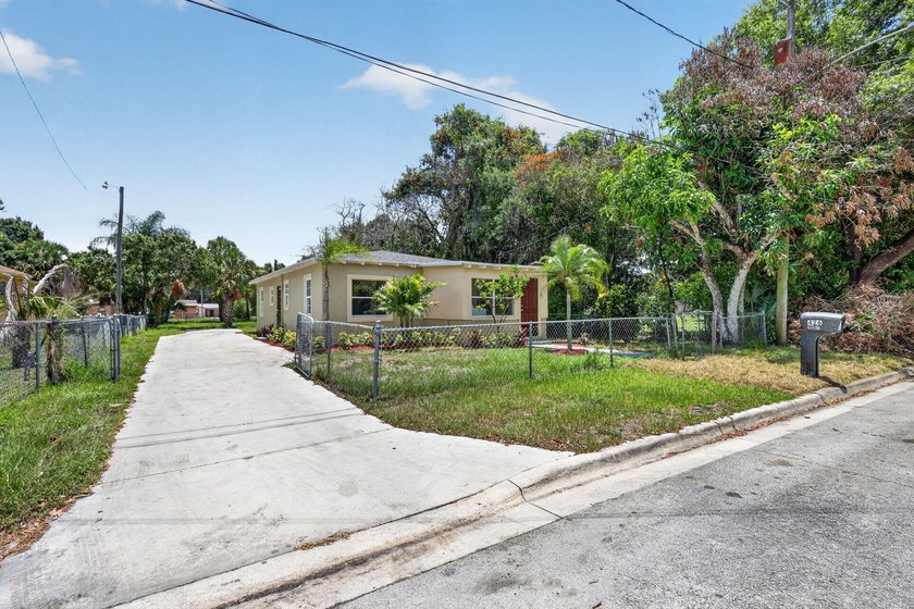 Welcome to this charming 3-bed, 1-bath concrete block home - photo 2