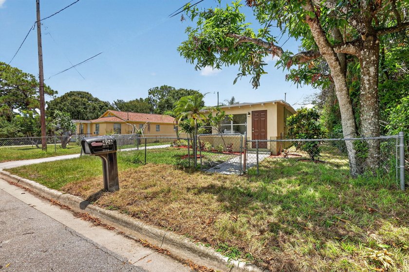 Welcome to this charming 3-bed, 1-bath concrete block home - photo 3
