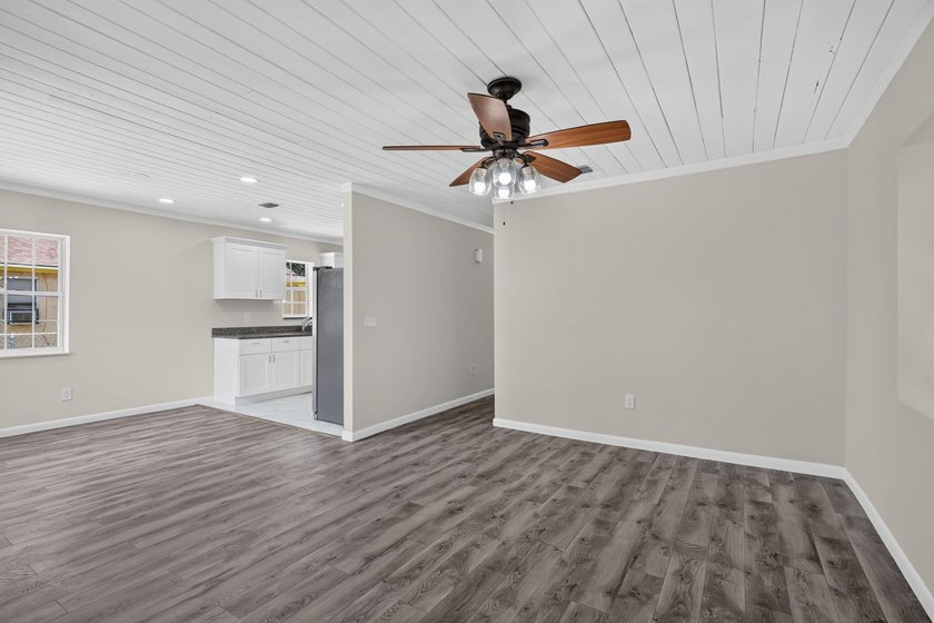 Welcome to this charming 3-bed, 1-bath concrete block home - photo 5