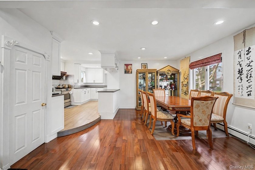 Bright and Cozy Colonial in Great Neck South! Large Open Floor - photo 6