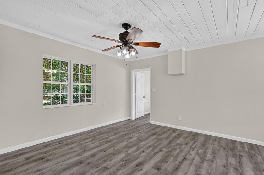 Welcome to this charming 3-bed, 1-bath concrete block home - photo 7