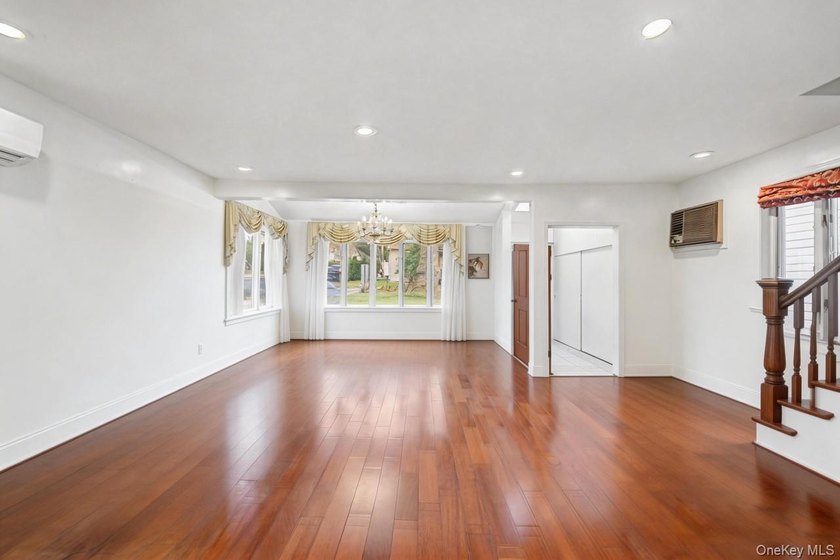 Bright and Cozy Colonial in Great Neck South! Large Open Floor - photo 8