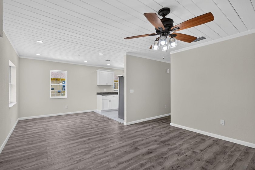 Welcome to this charming 3-bed, 1-bath concrete block home - photo 8