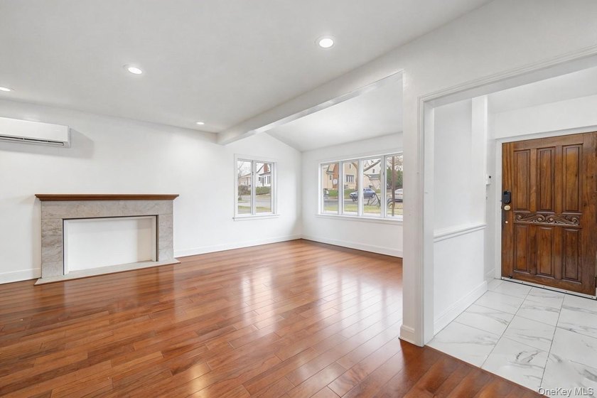 Bright and Cozy Colonial in Great Neck South! Large Open Floor - photo 9