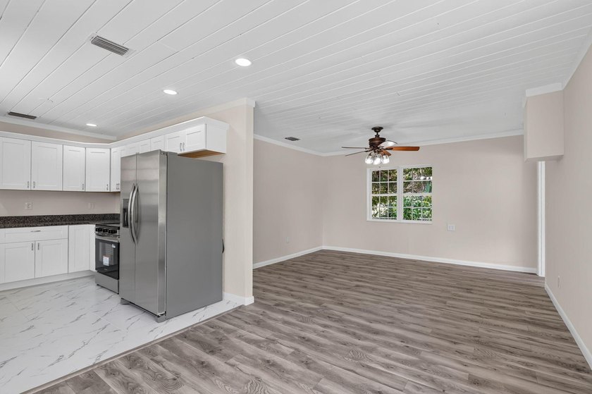 Welcome to this charming 3-bed, 1-bath concrete block home - photo 9