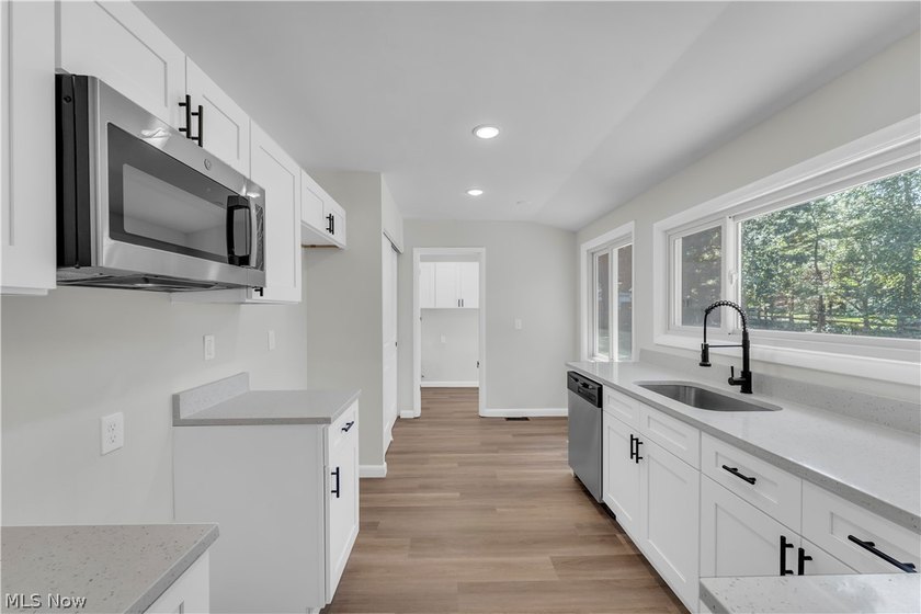 Beautifully updated and move-in ready ranch-style slab is - photo 14