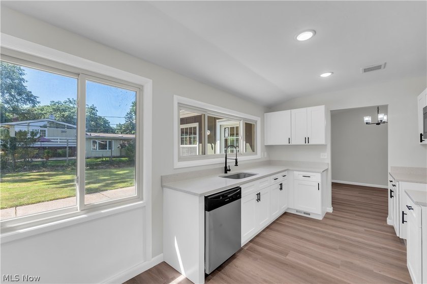 Beautifully updated and move-in ready ranch-style slab is - photo 17