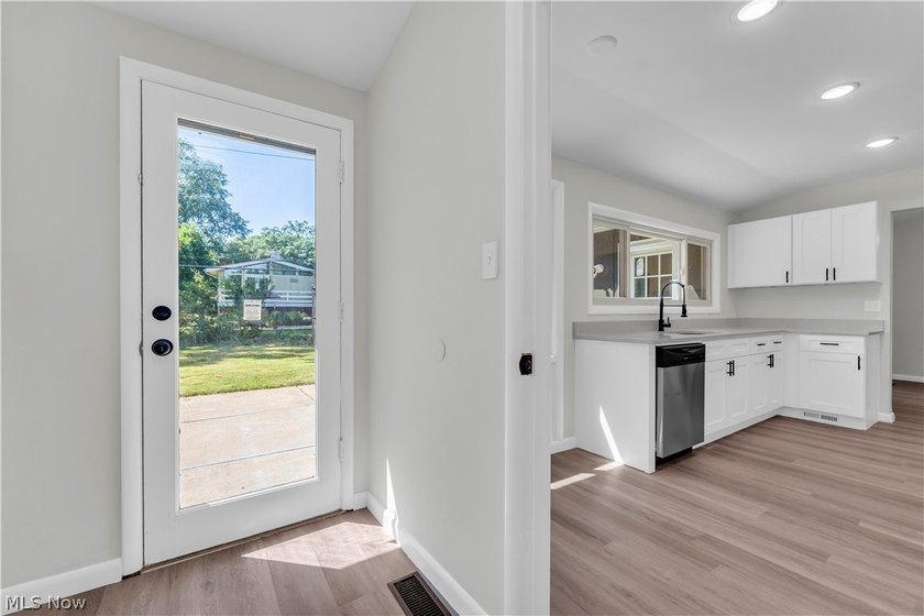 Beautifully updated and move-in ready ranch-style slab is - photo 18