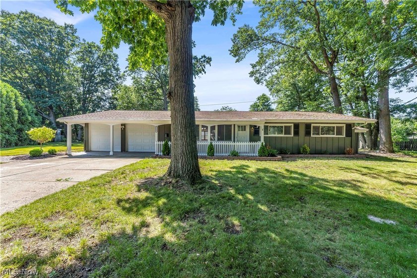 Beautifully updated and move-in ready ranch-style slab is - photo 38