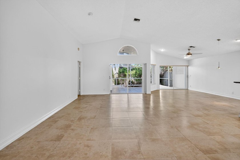 Welcome to this charming single-story residence in Palm Isles - photo 3