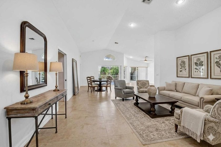 Welcome to this charming single-story residence in Palm Isles - photo 4