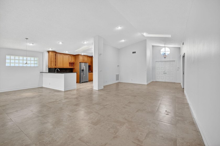 Welcome to this charming single-story residence in Palm Isles - photo 5