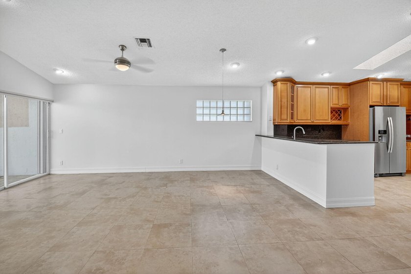 Welcome to this charming single-story residence in Palm Isles - photo 6